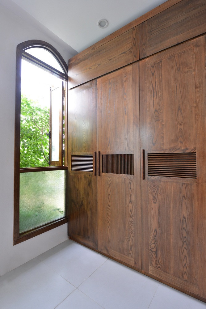 Ở phía sau của mảnh đất, ở cạnh thon nhất, một khoảng trống được tạo ra và các kiến trúc sư làm một tấm bê tông được treo cách mặt đất 70 cm với tủ đựng đồ bên dưới và khu vườn ở trên.