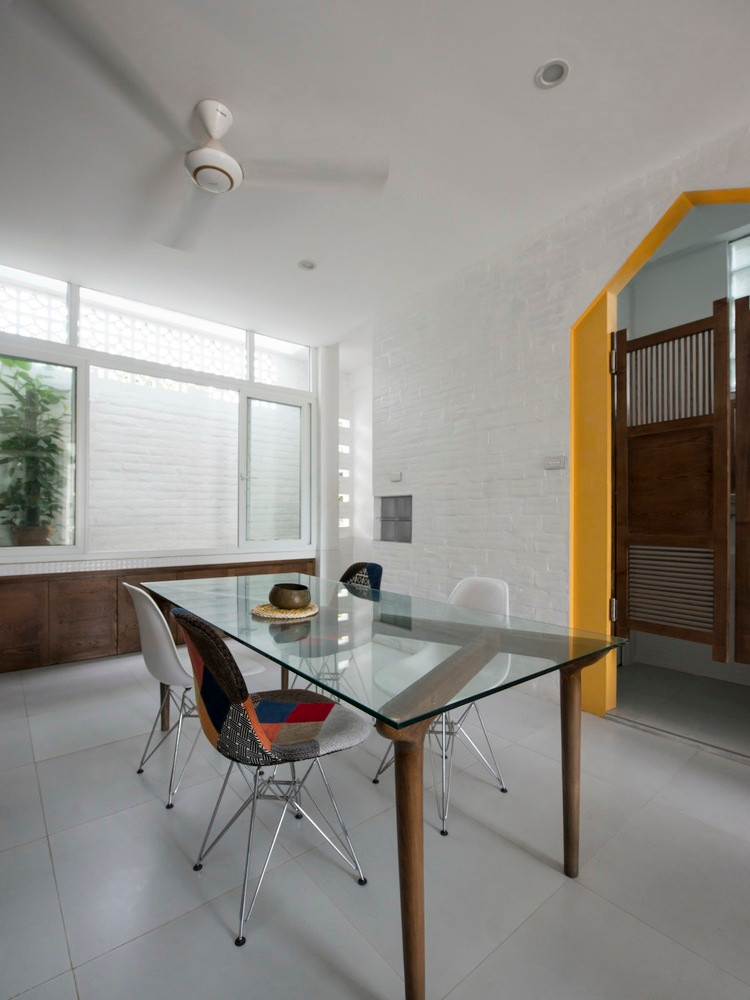 Thiết kế độc đáo của ngôi nhà giúp lấy sáng, thông gió và tạo chiều sâu cho bếp và phòng ăn (vốn dĩ diện tích rất hẹp).