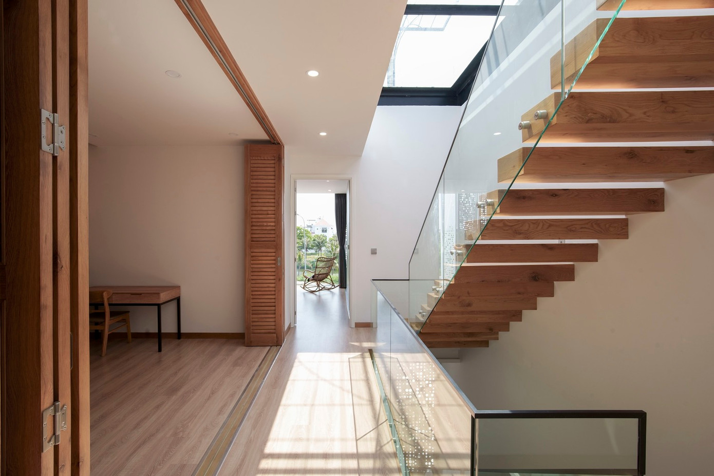 Tầng 1 là không gian chung bao gồm bếp ăn, vệ sinh chung và phòng ngủ cho khách.