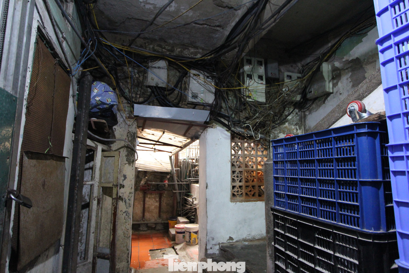 Bên trong khu tập thể, đường ống dẫn nước, dây điện chằng chịt, không gian luôn ẩm thấp và thiếu sáng. (Ảnh: Lộc Liên) Bên trong khu tập thể, đường ống dẫn nước, dây điện chằng chịt, không gian luôn ẩm thấp và thiếu sáng. (Ảnh: Lộc Liên)