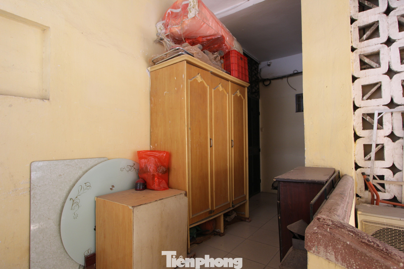 Hình ảnh chiếm dụng không gian chung ở Tập thể Thành ủy ở số 23 Bà Triệu. (Ảnh: Lộc Liên) Hình ảnh chiếm dụng không gian chung ở Tập thể Thành ủy ở số 23 Bà Triệu. (Ảnh: Lộc Liên)