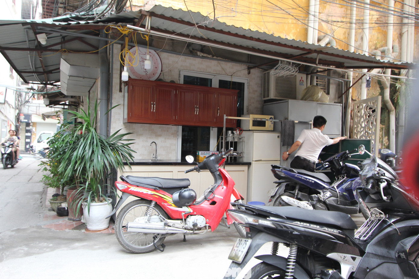 Do diện tích chật hẹp nên một số hộ dân ở tầng 1 đã cơi nới bếp ra phía đường đi. (Ảnh: Lộc Liên) Do diện tích chật hẹp nên một số hộ dân ở tầng 1 đã cơi nới bếp ra phía đường đi. (Ảnh: Lộc Liên)