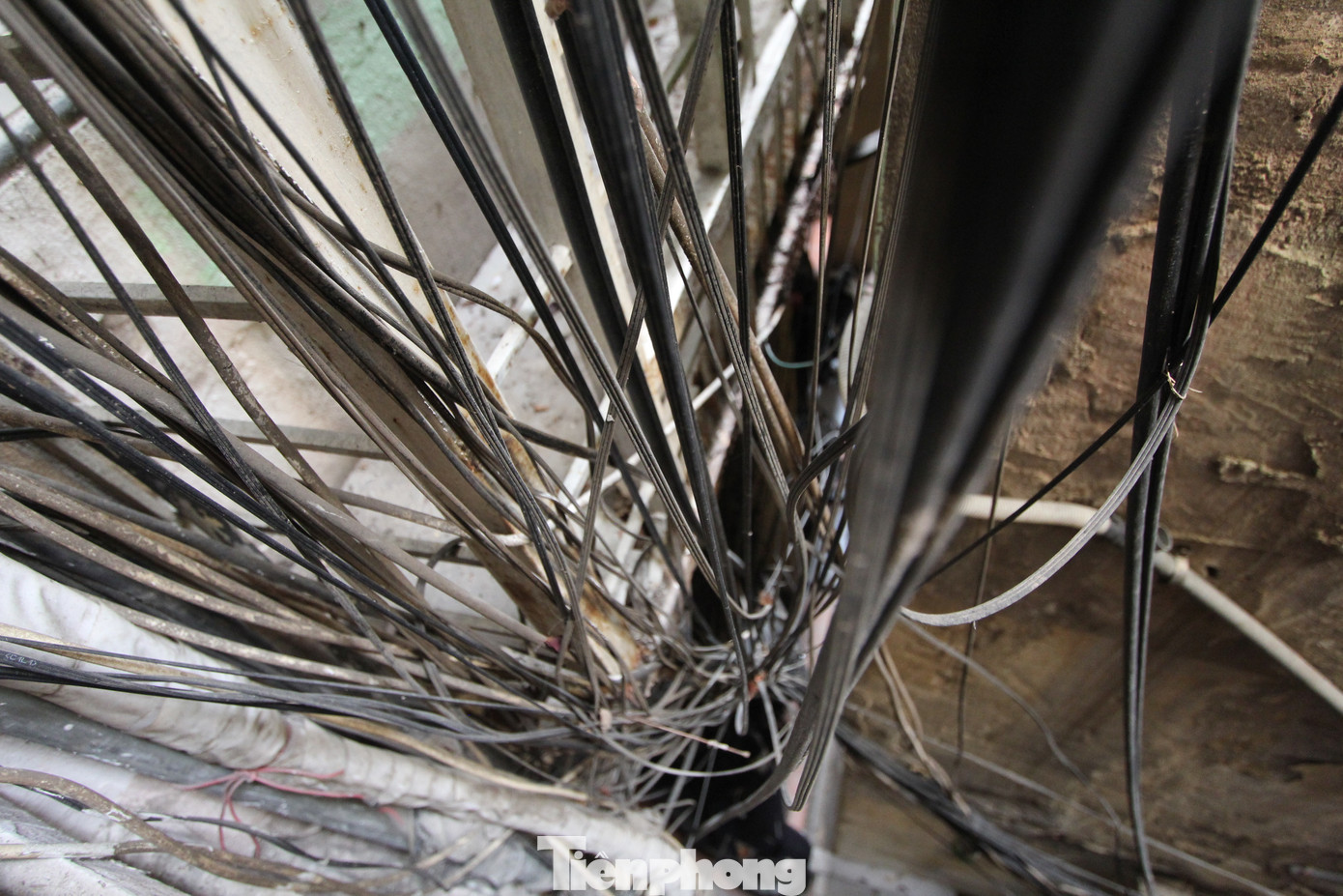 Hệ thống dây điện trong khu tập thể chằng chịt như ma trận, không đảm bảo an toàn về phòng chống cháy nổ. (Ảnh: Lộc Liên) Hệ thống dây điện trong khu tập thể chằng chịt như ma trận, không đảm bảo an toàn về phòng chống cháy nổ. (Ảnh: Lộc Liên)