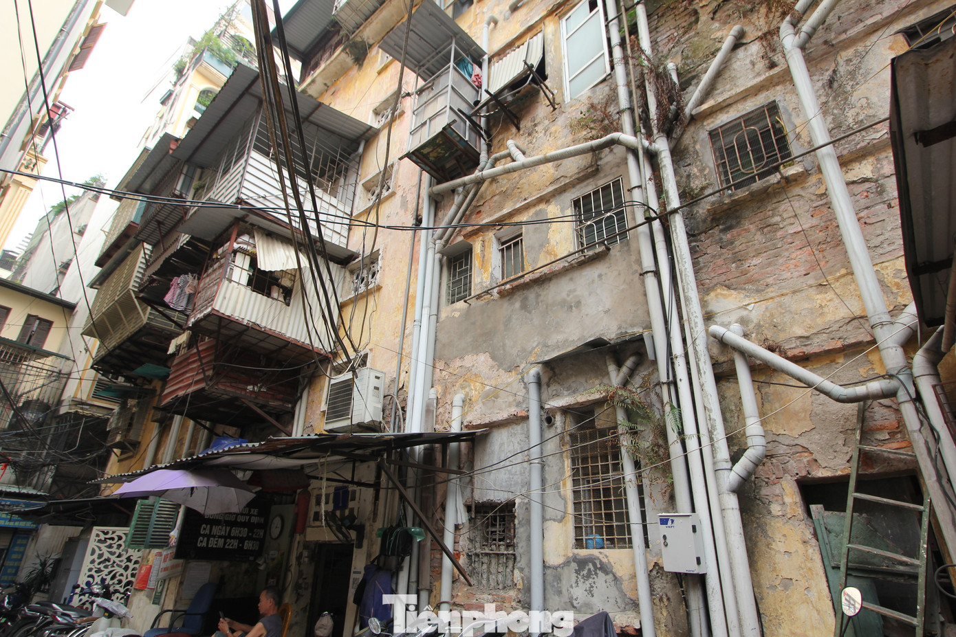 Thống kê mới nhất của Sở Xây dựng Hà Nội cho thấy, trên địa bàn TP đang có 1.579 chung cư cũ, trong đó tình trạng cơi nới thêm tầng, "chuồng cọp" hay lấn chiếm không gian chung diễn ra phổ biến, khiến bộ mặt đô thị ngày càng nhếch nhác. (Ảnh: Lộc Liên) Thống kê mới nhất của Sở Xây dựng Hà Nội cho thấy, trên địa bàn TP đang có 1.579 chung cư cũ, trong đó tình trạng cơi nới thêm tầng, "chuồng cọp" hay lấn chiếm không gian chung diễn ra phổ biến, khiến bộ mặt đô thị ngày càng nhếch nhác. (Ảnh: Lộc Liên)