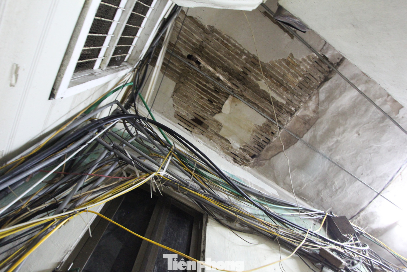 Do khu nhà quá xuống cấp và chật chội nên cư dân Tập thể số 11 Vọng Đức hay đùa với nhau: “Nhất chợ, nhì ga, thứ ba Vọng Đức” để ví cuộc sống ở đây dù có nhà nhưng chẳng khác gì người sống vất vưởng ở ngoài chợ. (Ảnh: Lộc Liên) Do khu nhà quá xuống cấp và chật chội nên cư dân Tập thể số 11 Vọng Đức hay đùa với nhau: “Nhất chợ, nhì ga, thứ ba Vọng Đức” để ví cuộc sống ở đây dù có nhà nhưng chẳng khác gì người sống vất vưởng ở ngoài chợ. (Ảnh: Lộc Liên)