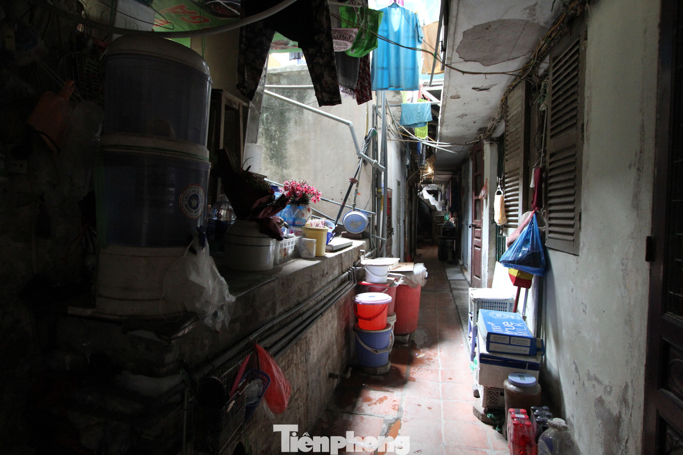 Do khu nhà quá xuống cấp và chật chội nên cư dân Tập thể số 11 Vọng Đức hay đùa với nhau: “Nhất chợ, nhì ga, thứ ba Vọng Đức” để ví cuộc sống ở đây dù có nhà nhưng chẳng khác gì người sống vất vưởng ở ngoài chợ. (Ảnh: Lộc Liên) Do khu nhà quá xuống cấp và chật chội nên cư dân Tập thể số 11 Vọng Đức hay đùa với nhau: “Nhất chợ, nhì ga, thứ ba Vọng Đức” để ví cuộc sống ở đây dù có nhà nhưng chẳng khác gì người sống vất vưởng ở ngoài chợ. (Ảnh: Lộc Liên)