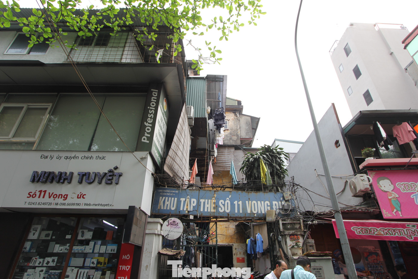 Cách hồ Hoàn Kiếm chưa đầy 200m, khu Tập thể số 11 Vọng Đức (phường Hàng Bài, quận Hoàn Kiếm) hay còn gọi là tập thể Điện cơ cũ được xây dựng từ những năm 60 của thế kỷ trước đến nay đã xuống cấp nghiêm trọng. (Ảnh: Lộc Liên) Cách hồ Hoàn Kiếm chưa đầy 200m, khu Tập thể số 11 Vọng Đức (phường Hàng Bài, quận Hoàn Kiếm) hay còn gọi là tập thể Điện cơ cũ được xây dựng từ những năm 60 của thế kỷ trước đến nay đã xuống cấp nghiêm trọng. (Ảnh: Lộc Liên)