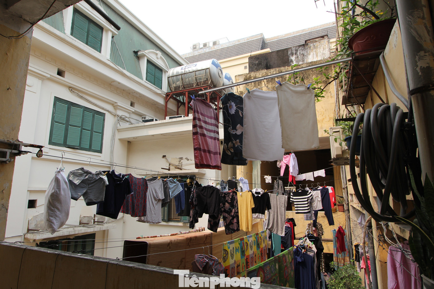 Hình ảnh chiếm dụng không gian chung ở Tập thể Thành ủy ở số 23 Bà Triệu. (Ảnh: Lộc Liên) Hình ảnh chiếm dụng không gian chung ở Tập thể Thành ủy ở số 23 Bà Triệu. (Ảnh: Lộc Liên)