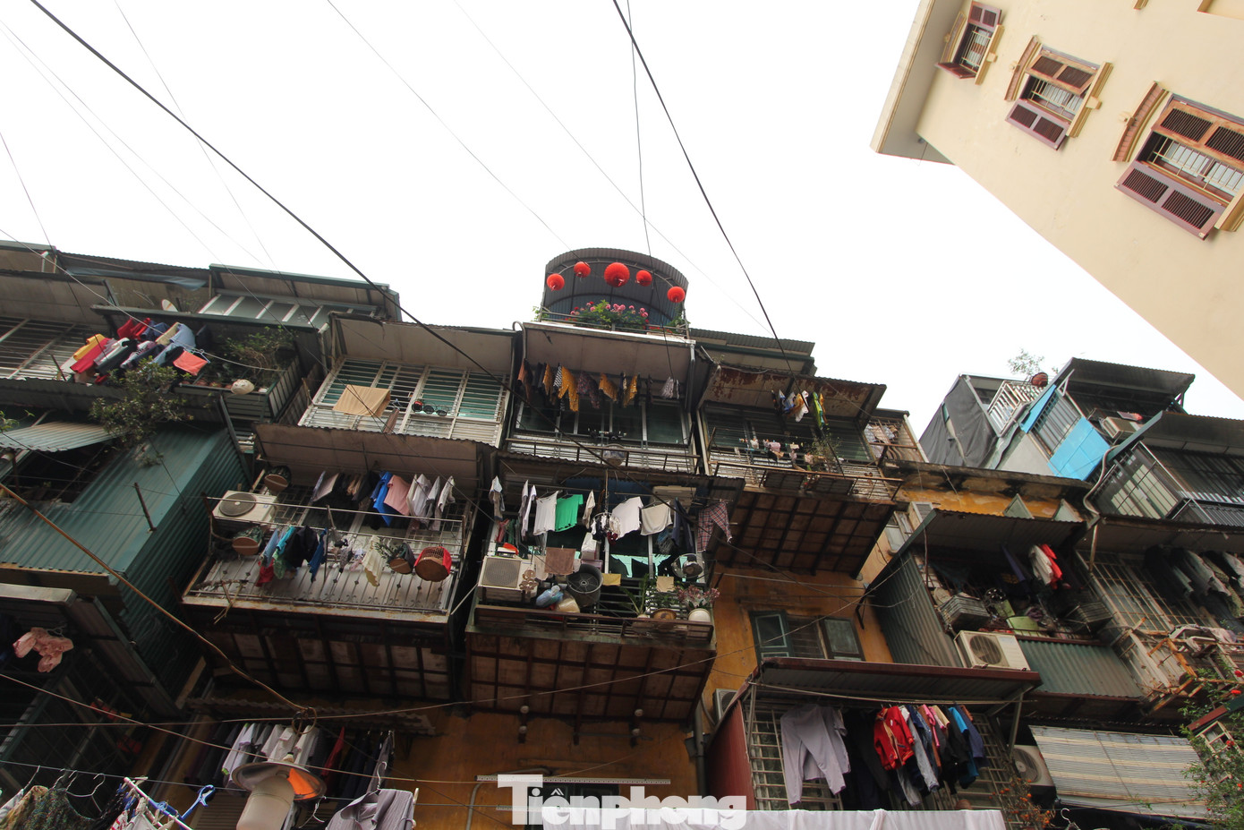 Nhiều căn hộ ở Tập thể số 8 Trần Quốc Toản cơi nới thêm tầng hay “chuồng cọp” để tăng diện tích sử dụng, gây áp lực lên hạ tầng công trình và tiềm ẩn nguy cơ cháy nổ. Thực tế, hồi cuối tháng 10/2015, một vụ cháy lớn đã thiêu rụi 3 căn hộ liền nhau trên tầng 4 của khu tập thể này. (Ảnh: Lộc Liên) Nhiều căn hộ ở Tập thể số 8 Trần Quốc Toản cơi nới thêm tầng hay “chuồng cọp” để tăng diện tích sử dụng, gây áp lực lên hạ tầng công trình và tiềm ẩn nguy cơ cháy nổ. Thực tế, hồi cuối tháng 10/2015, một vụ cháy lớn đã thiêu rụi 3 căn hộ liền nhau trên tầng 4 của khu tập thể này. (Ảnh: Lộc Liên)