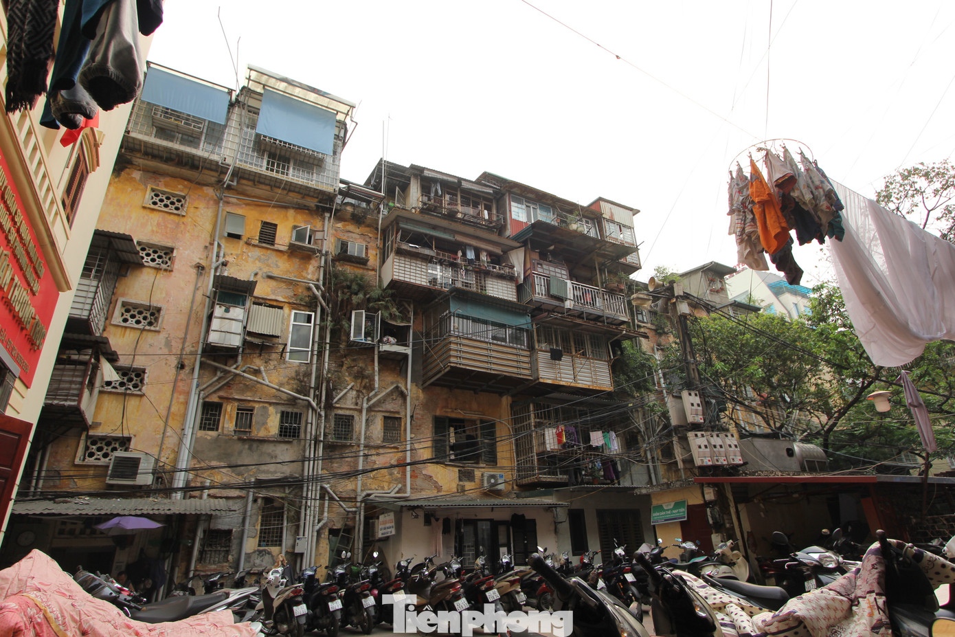 Cũng nằm trên địa bàn phường Hàng Bài, khu Tập thể số 8 Trần Quốc Toản xây dựng từ những năm 1960 đến nay cũng xuống cấp khá nghiêm trọng. (Ảnh: Lộc Liên) Cũng nằm trên địa bàn phường Hàng Bài, khu Tập thể số 8 Trần Quốc Toản xây dựng từ những năm 1960 đến nay cũng xuống cấp khá nghiêm trọng. (Ảnh: Lộc Liên)