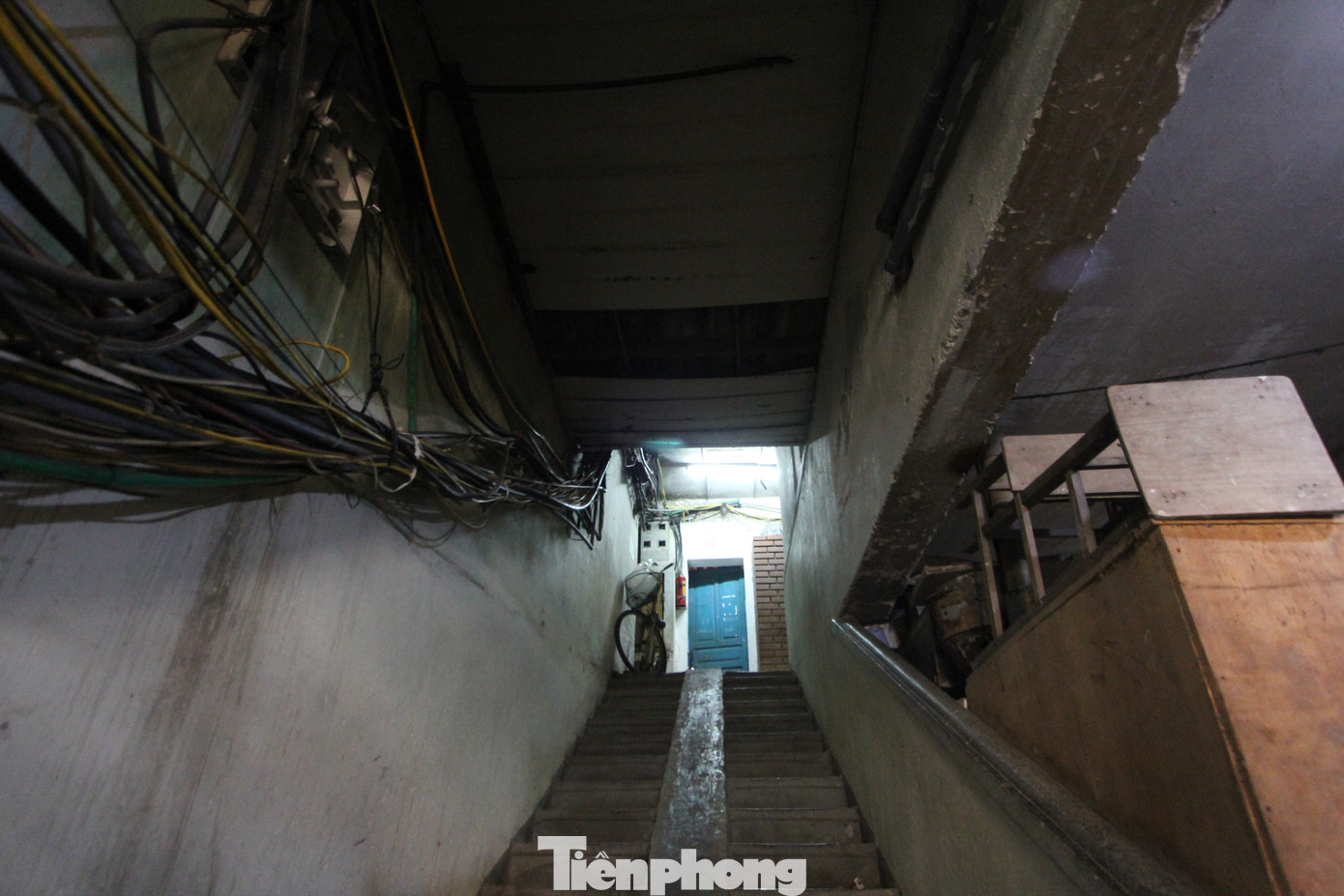 Nếu không được giới thiệu trước, ít ai biết rằng khu nhà này nằm ở vị trí đắc địa của quận trung tâm, có giá nhà đất vào hàng đắt đỏ bậc nhất thủ đô, với mức 1 - 1,6 tỷ đồng/m2, tùy vị trí. (Ảnh: Lộc Liên) Nếu không được giới thiệu trước, ít ai biết rằng khu nhà này nằm ở vị trí đắc địa của quận trung tâm, có giá nhà đất vào hàng đắt đỏ bậc nhất thủ đô, với mức 1 - 1,6 tỷ đồng/m2, tùy vị trí. (Ảnh: Lộc Liên)