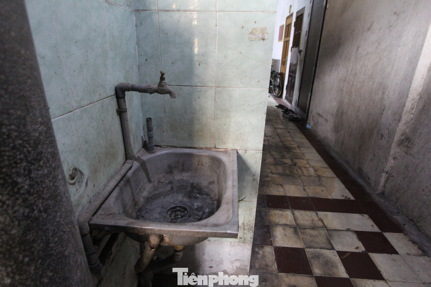 Nếu không được giới thiệu trước, ít ai biết rằng khu nhà này nằm ở vị trí đắc địa của quận trung tâm, có giá nhà đất vào hàng đắt đỏ bậc nhất thủ đô, với mức 1 - 1,6 tỷ đồng/m2, tùy vị trí. (Ảnh: Lộc Liên) Nếu không được giới thiệu trước, ít ai biết rằng khu nhà này nằm ở vị trí đắc địa của quận trung tâm, có giá nhà đất vào hàng đắt đỏ bậc nhất thủ đô, với mức 1 - 1,6 tỷ đồng/m2, tùy vị trí. (Ảnh: Lộc Liên)