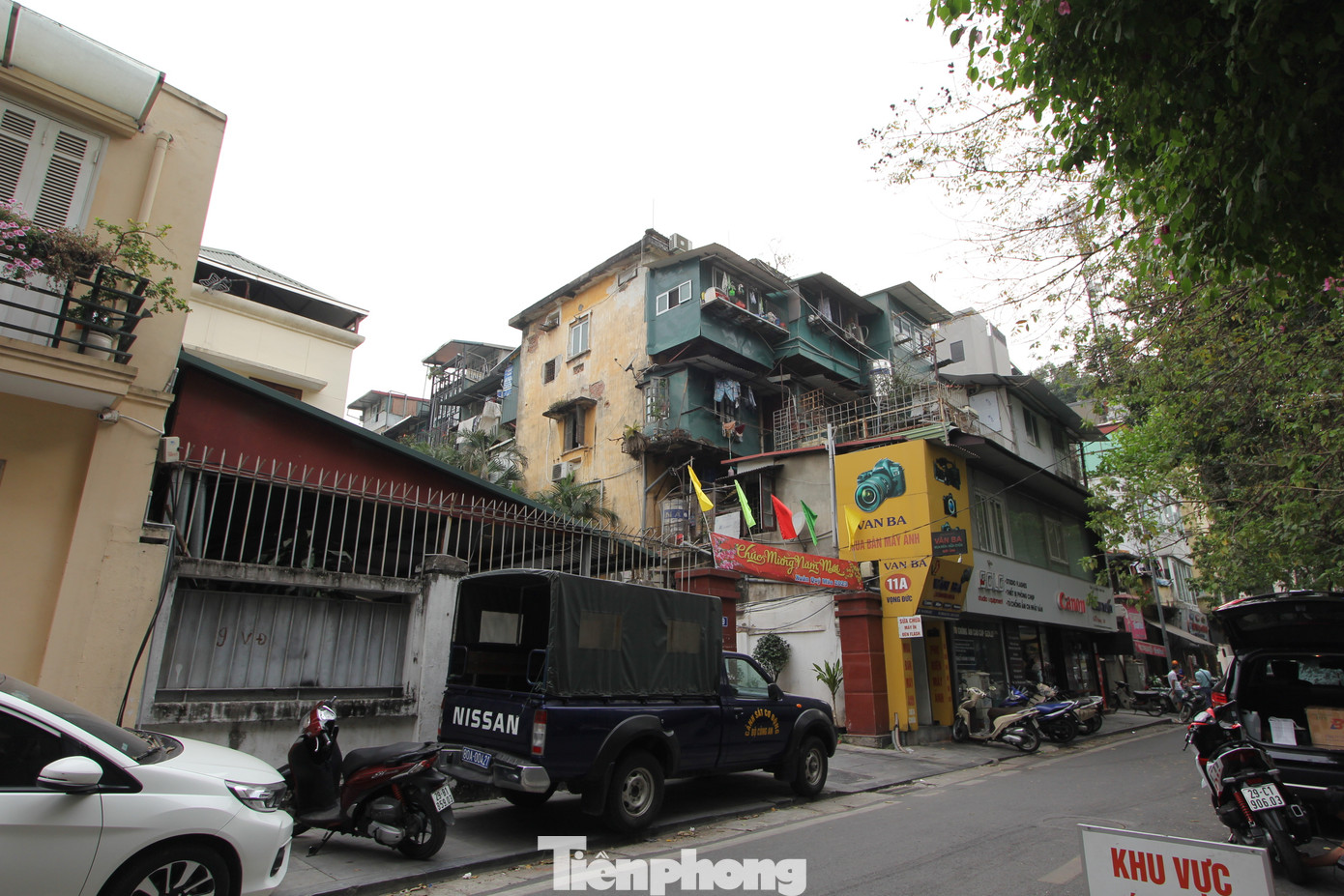 Tập thể số 11 Vọng Đức có 4 tầng, mỗi tầng gồm 10 căn hộ rộng từ 6 - 12m2. Cả dãy chỉ có một nhà vệ sinh chung nên các gia đình phải tự vá víu, cơi nới thêm bếp ăn, nhà tắm. (Ảnh: Lộc Liên) Tập thể số 11 Vọng Đức có 4 tầng, mỗi tầng gồm 10 căn hộ rộng từ 6 - 12m2. Cả dãy chỉ có một nhà vệ sinh chung nên các gia đình phải tự vá víu, cơi nới thêm bếp ăn, nhà tắm. (Ảnh: Lộc Liên)