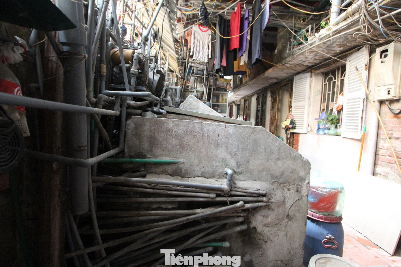 Bên trong khu tập thể, đường ống dẫn nước, dây điện chằng chịt, không gian luôn ẩm thấp và thiếu sáng. (Ảnh: Lộc Liên) Bên trong khu tập thể, đường ống dẫn nước, dây điện chằng chịt, không gian luôn ẩm thấp và thiếu sáng. (Ảnh: Lộc Liên)