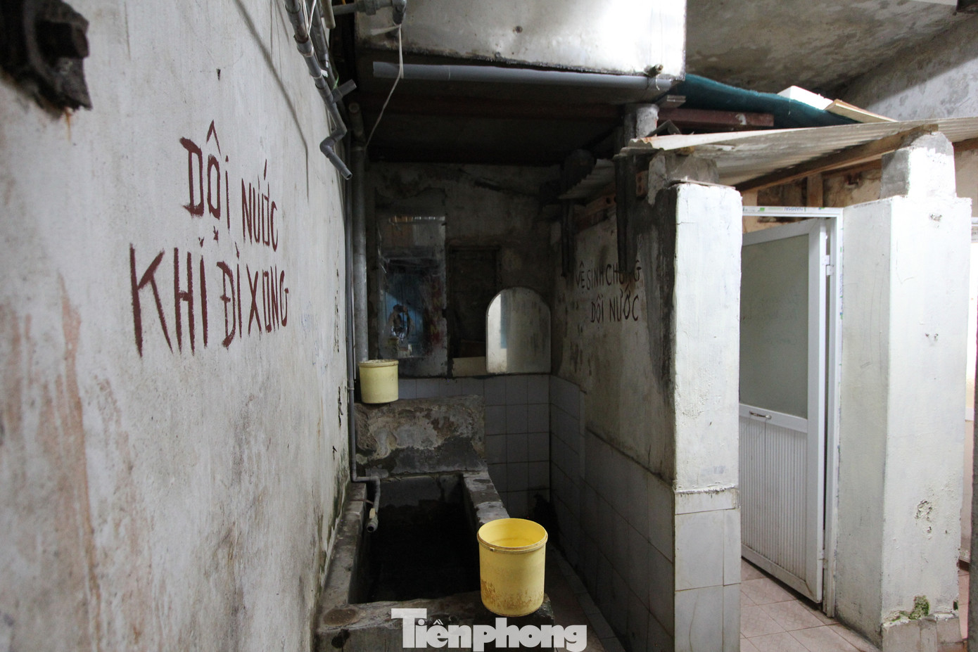 Các cư dân trong khu tập thể vẫn phải dùng nhà vệ sinh, nhà tắm chung. Tuy nhiên, do các công trình này đã xuống cấp nên đường ống thải thường xuyên bị tắc, bốc mùi khó chịu, ảnh hưởng đến sức khỏe cư dân. (Ảnh: Lộc Liên) Các cư dân trong khu tập thể vẫn phải dùng nhà vệ sinh, nhà tắm chung. Tuy nhiên, do các công trình này đã xuống cấp nên đường ống thải thường xuyên bị tắc, bốc mùi khó chịu, ảnh hưởng đến sức khỏe cư dân. (Ảnh: Lộc Liên)