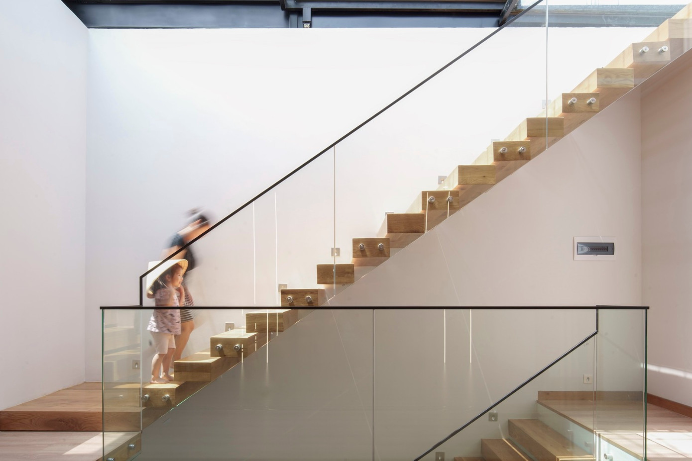 Tuy chiều dài khu đất tương đối ngắn nhưng nhờ sử dụng nhiều giếng trời và cửa tự động lấy sáng nên phòng ngủ và phòng vệ sinh luôn thoáng đãng, dễ chịu.