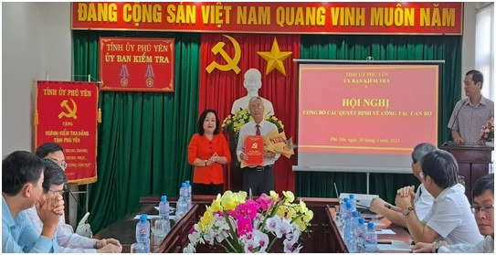 Đồng chí Cao Thị Hòa An, Phó Bí thư Thường trực Tỉnh ủy, Chủ tịch HĐND tỉnh Phú Yên trao quyết định và chúc mừng đồng chí Nguyễn Phướng.