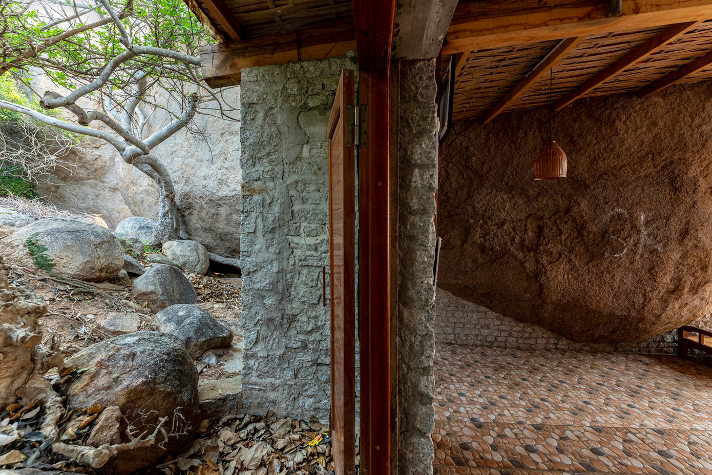 Các cấu trúc bằng gỗ được neo vững chắc để đứng vững trước cơn bão mạnh.