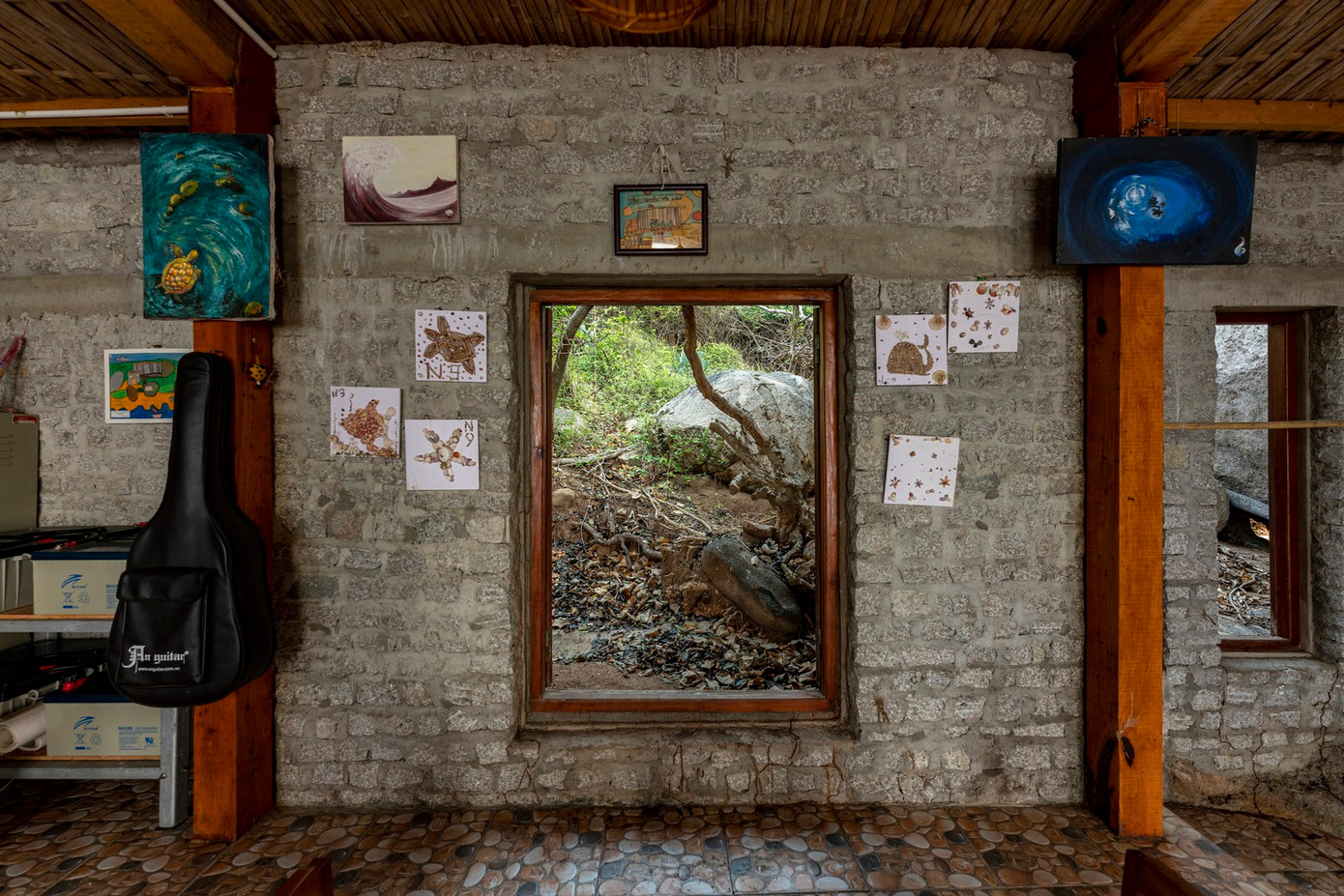 Các vật liệu có khả năng chống xâm nhập mặn, độ ổn định cao và không cần bảo trì được áp dụng để giảm chi phí vận hành.