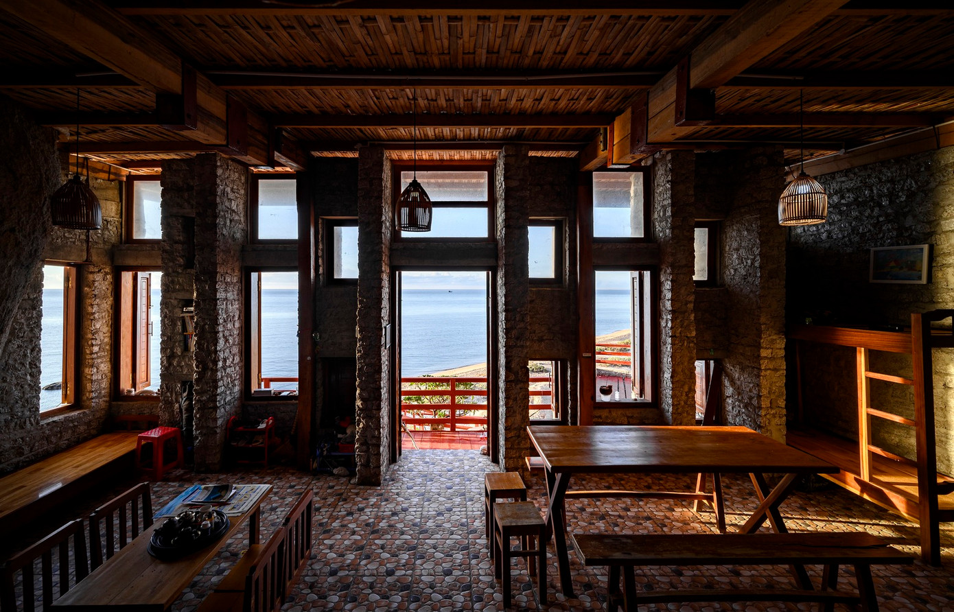 Ngôi nhà sử dụng chính những tảng đá tự nhiên để làm nội thất, không gian trong nhà luôn thoáng mát và tràn ngập ánh sáng nhờ hệ thống cửa sổ và ô thoáng khắp nơi.