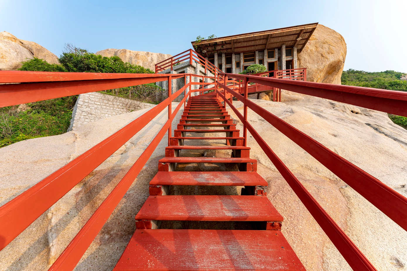 Bên cạnh việc sử dụng kỹ thuật đan thúng truyền thống kết hợp với việc lấy bè gỗ và tre ngâm trong nước biển, các ngư dân địa phương giúp vật liệu ngôi nhà không bị mối mọt.