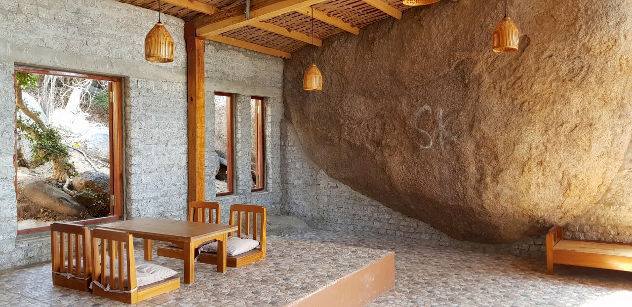 Phòng đọc sách với các ô cửa sổ lớn để nhìn ra núi.