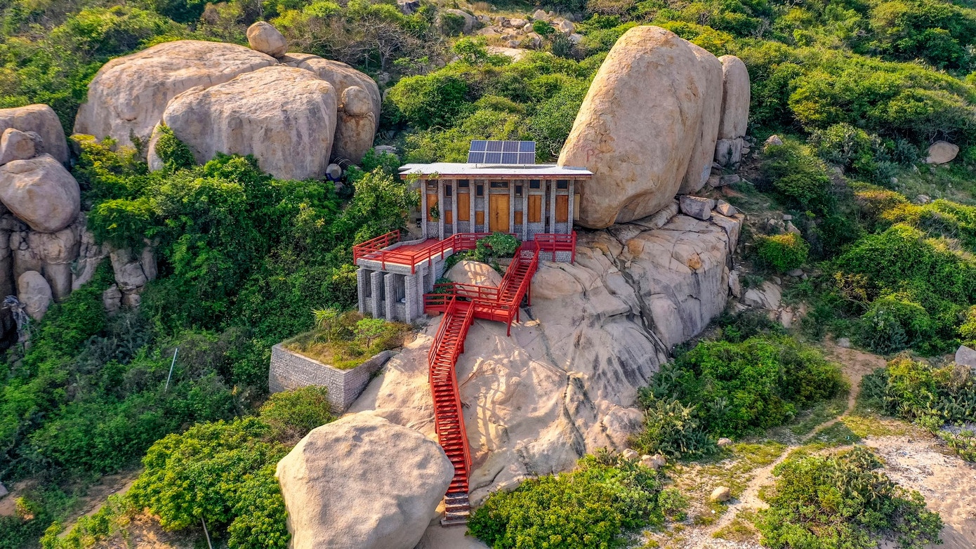 Các vật liệu có khả năng chống xâm nhập mặn, độ ổn định cao và không cần bảo trì được áp dụng để giảm chi phí vận hành.