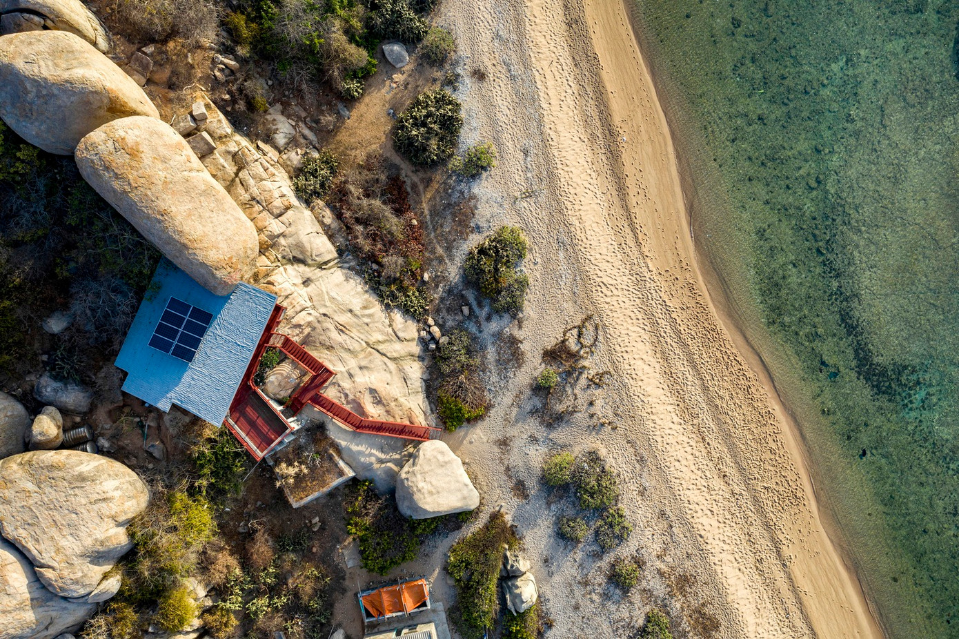 Với lối thiết kế độc đáo và vô cùng sáng tạo, ngôi nhà xây dựng trên hòn đá khổng lồ khiến nhiều người không khỏi thích thú.