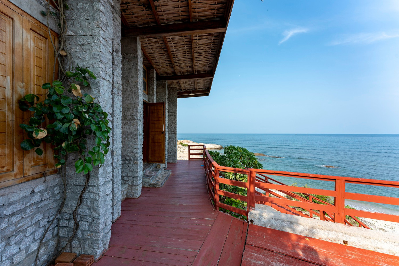 Việc xây dựng công trình vô cùng khó khăn vì không có điện, không có nước ngọt, không có đường giao thông kết nối. Ngoài ra, còn có yêu cầu bảo vệ nghiêm ngặt về môi trường sinh thái của khu vực bao gồm rừng, địa hình và rạn san hô ven biển.