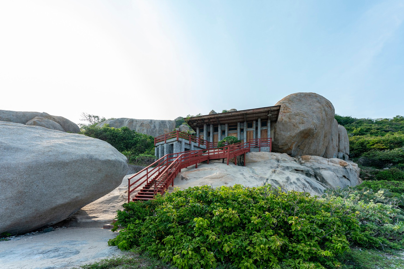 Việc xây dựng công trình vô cùng khó khăn vì không có điện, không có nước ngọt, không có đường giao thông kết nối. Ngoài ra, còn có yêu cầu bảo vệ nghiêm ngặt về môi trường sinh thái của khu vực bao gồm rừng, địa hình và rạn san hô ven biển.