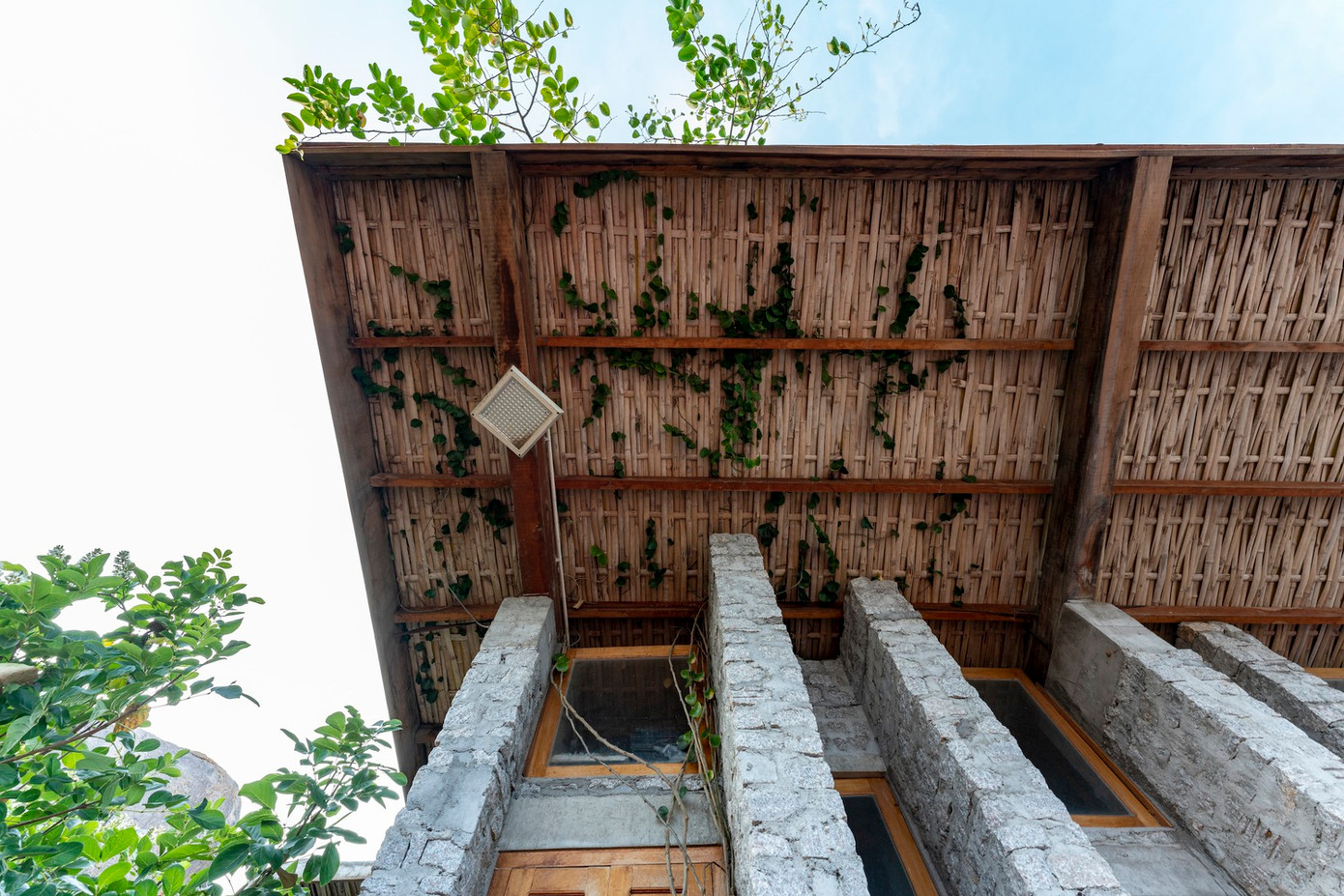 Bên cạnh việc sử dụng kỹ thuật đan thúng truyền thống kết hợp với việc lấy bè gỗ và tre ngâm trong nước biển, các ngư dân địa phương giúp vật liệu ngôi nhà không bị mối mọt.