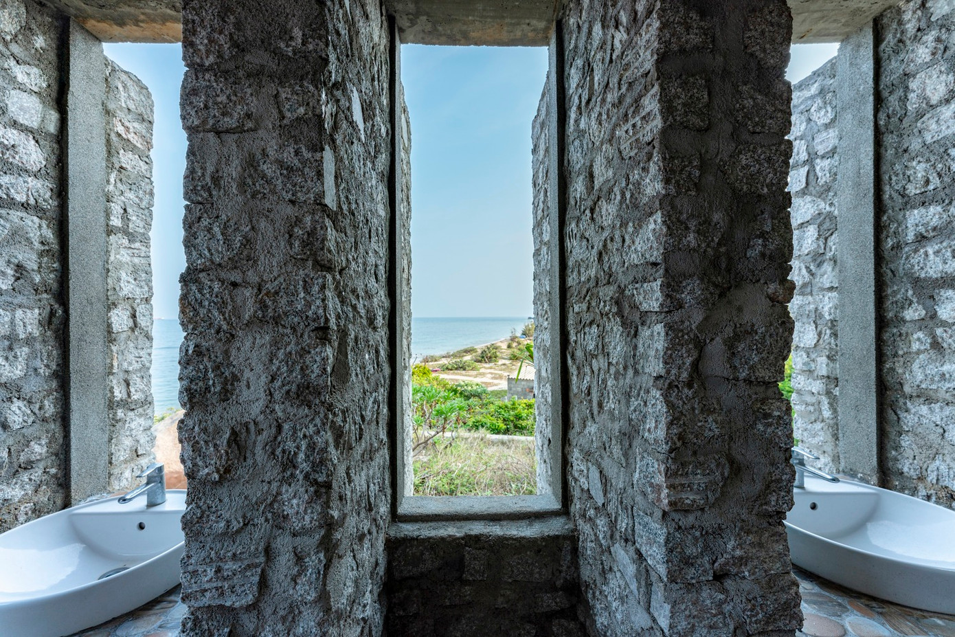 Nhà vệ sinh có view nhìn ra biển.