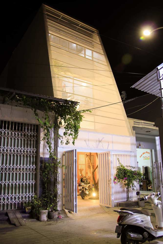 Thoạt nhìn, ngôi nhà giống như một chiếc đèn lồng khổng lồ và gần như trong suốt, tạo nên không gian tương tác giữa con người và không gian xung quanh mà vẫn giữ được sự riêng tư, kín đáo. Thoạt nhìn, ngôi nhà giống như một chiếc đèn lồng khổng lồ và gần như trong suốt, tạo nên không gian tương tác giữa con người và không gian xung quanh mà vẫn giữ được sự riêng tư, kín đáo.