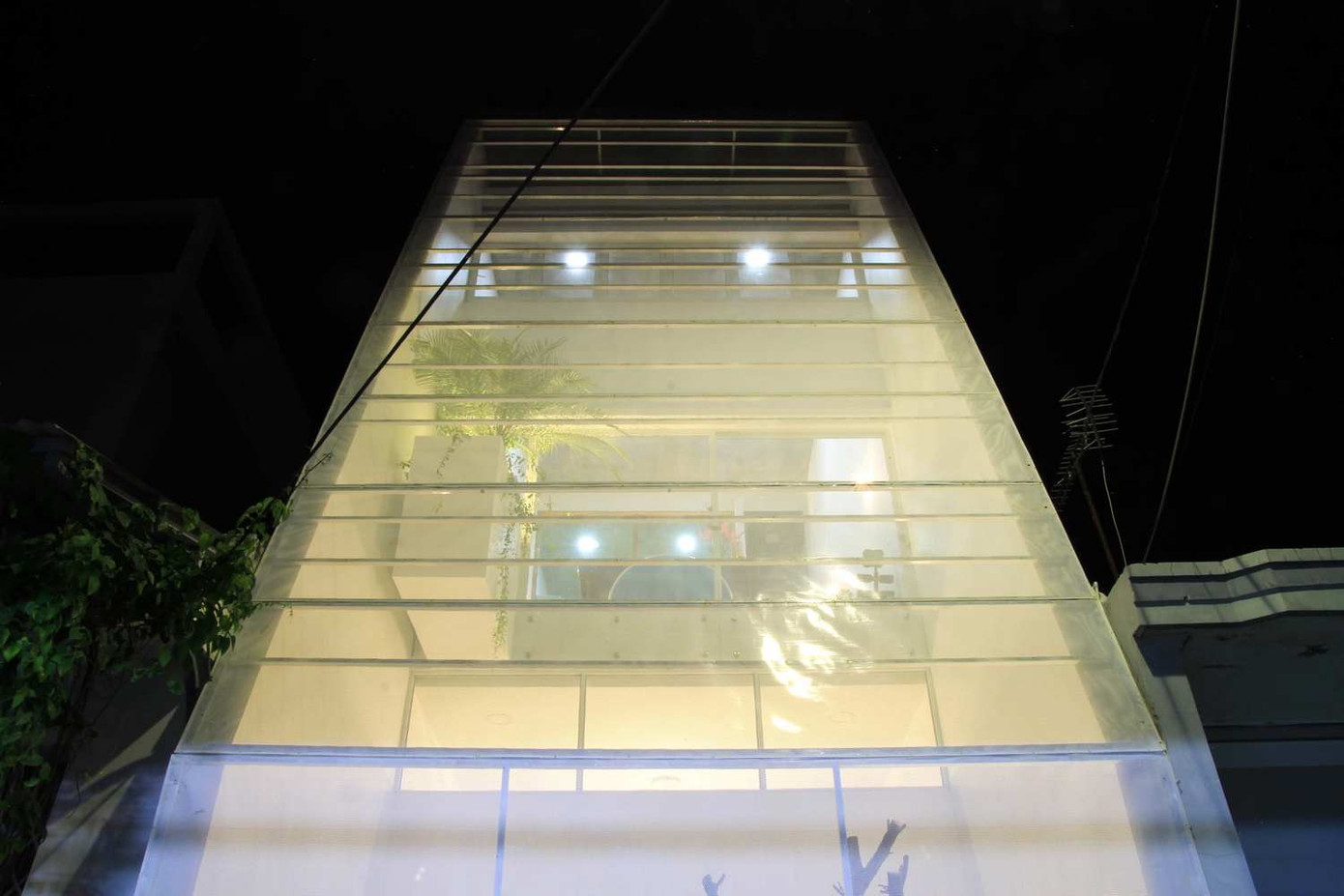 Thoạt nhìn, ngôi nhà giống như một chiếc đèn lồng khổng lồ và gần như trong suốt, tạo nên không gian tương tác giữa con người và không gian xung quanh mà vẫn giữ được sự riêng tư, kín đáo. Thoạt nhìn, ngôi nhà giống như một chiếc đèn lồng khổng lồ và gần như trong suốt, tạo nên không gian tương tác giữa con người và không gian xung quanh mà vẫn giữ được sự riêng tư, kín đáo.