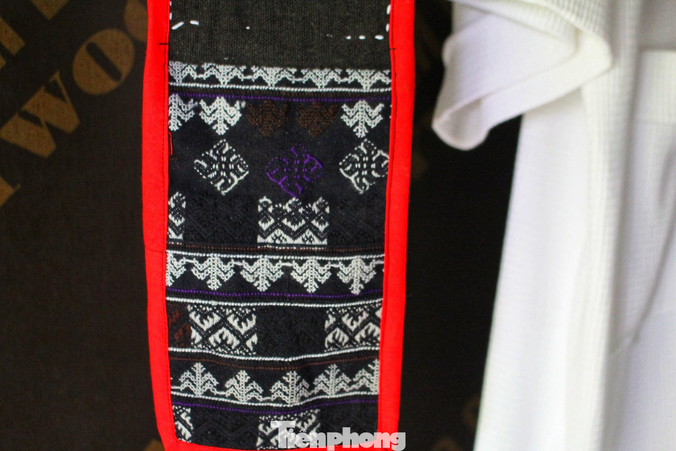 Nội thất trong mỗi nhà tổ chim dù đơn giản nhưng mang đậm bản sắc văn hóa của người Mông.