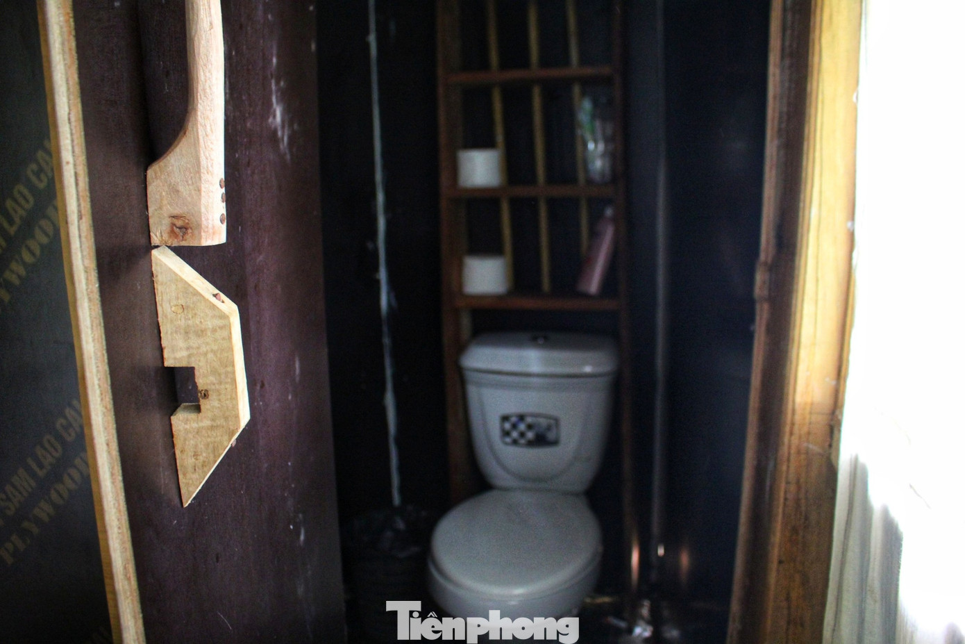 Mỗi ngôi nhà chính là một căn phòng thu nhỏ với diện tích khoảng 7m2 có chỗ sinh hoạt cá nhân đầy đủ, tiện lợi, có bình nóng lạnh và có wifi riêng.