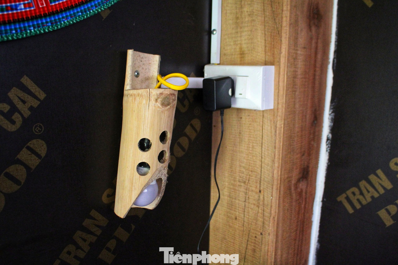 Mỗi ngôi nhà chính là một căn phòng thu nhỏ với diện tích khoảng 7m2 có chỗ sinh hoạt cá nhân đầy đủ, tiện lợi, có bình nóng lạnh và có wifi riêng.