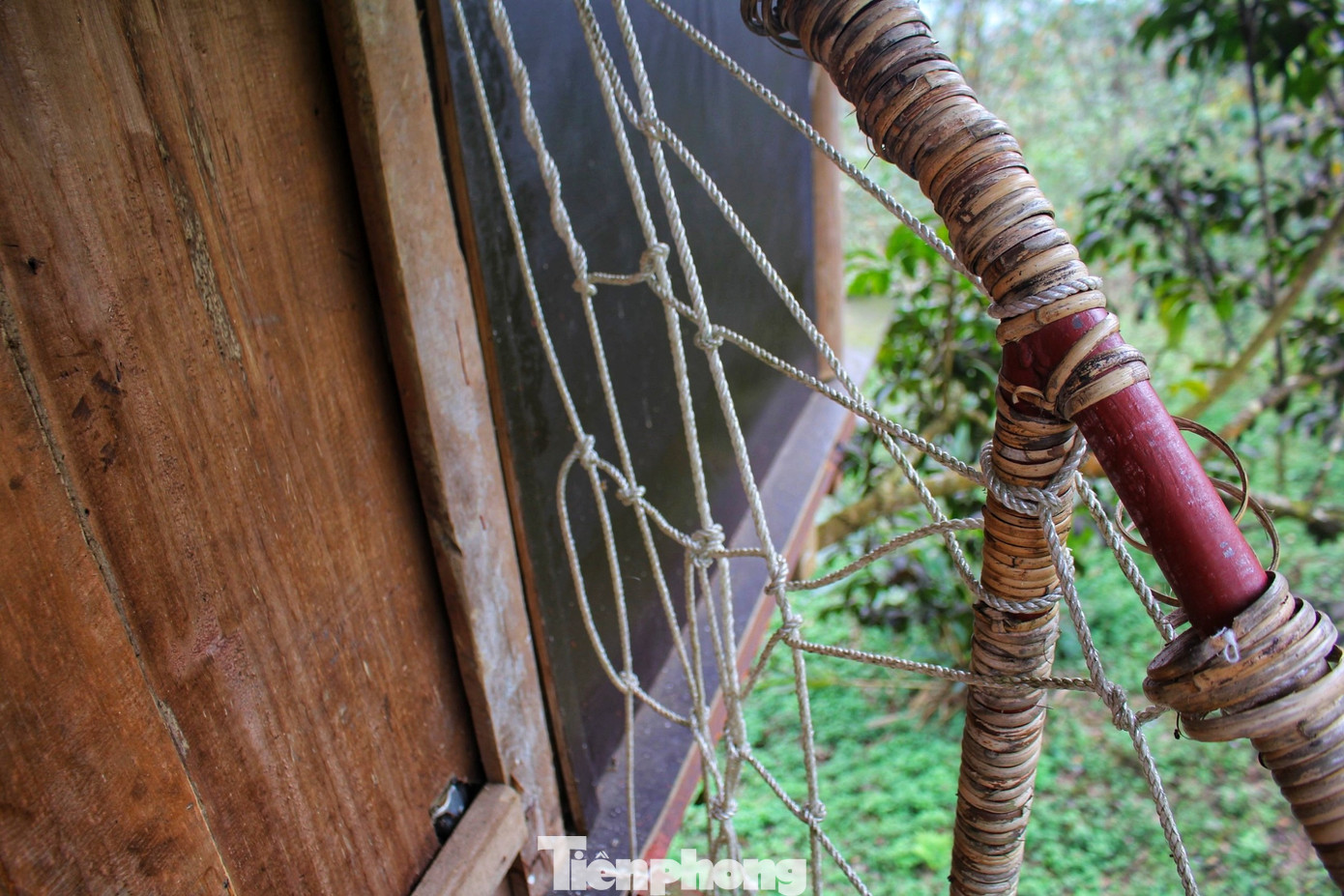 “Già làng bảo rừng là vàng, biển là bạc nên chúng mình luôn muốn bảo vệ rừng nhiều nhất có thể, chúng mình không muốn vì xây một ngôi nhà mà phá đi cả một cánh rừng nên chúng mình chọn làm nhà trên cây, cùng cây lớn lên và đi qua bốn mùa. Mình cũng hi vọng bà con ở khắp nơi nếu có làm nhà thì hãy tìm cách bảo vệ và sống chung với thiên nhiên nhiều nhất có thể”, Hẳng A Xà, một trong những người tiên phong làm du lịch và là chủ của khu nhà tổ chim ở Sin Suối Hồ chia sẻ.
