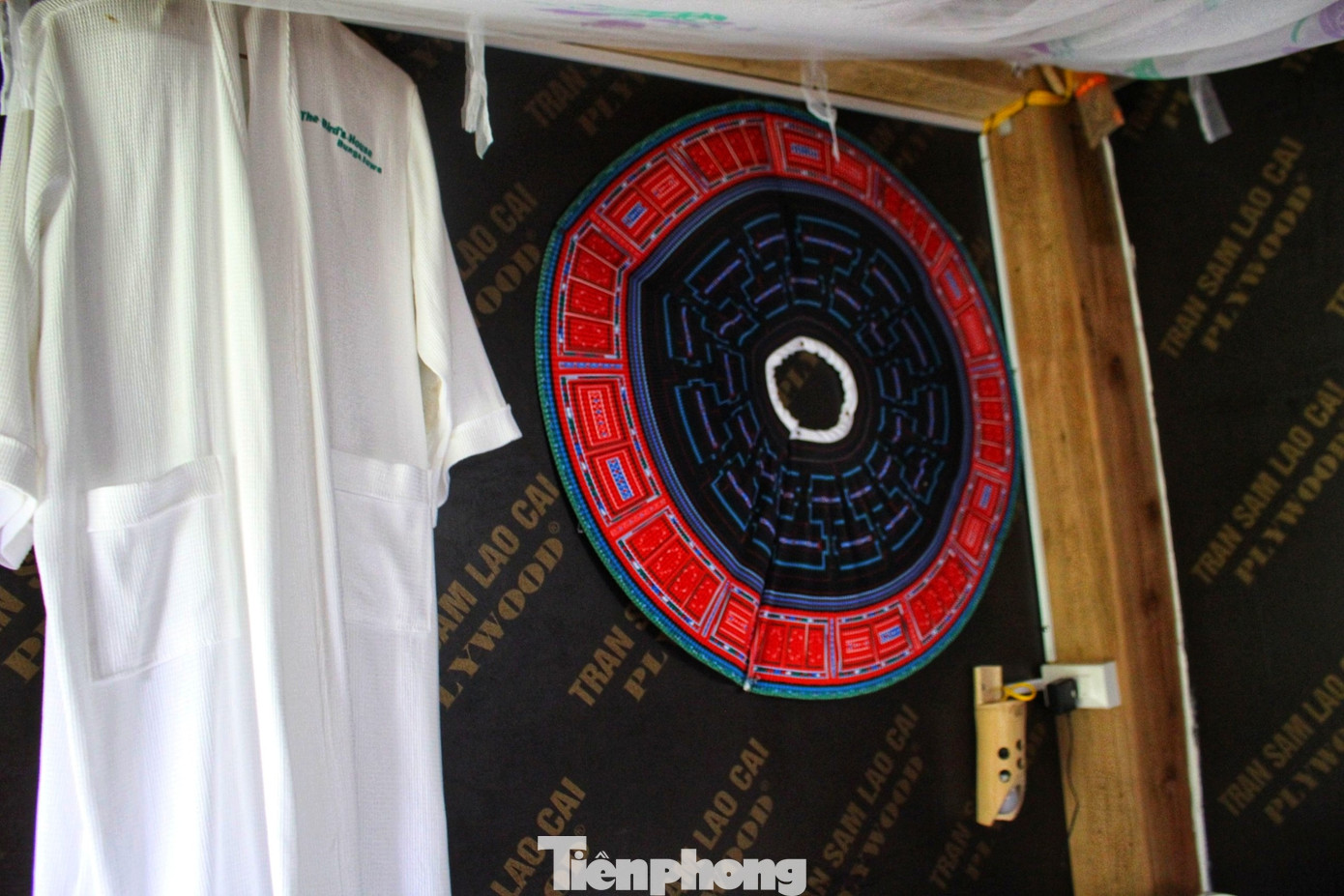 Nội thất trong mỗi nhà tổ chim dù đơn giản nhưng mang đậm bản sắc văn hóa của người Mông.