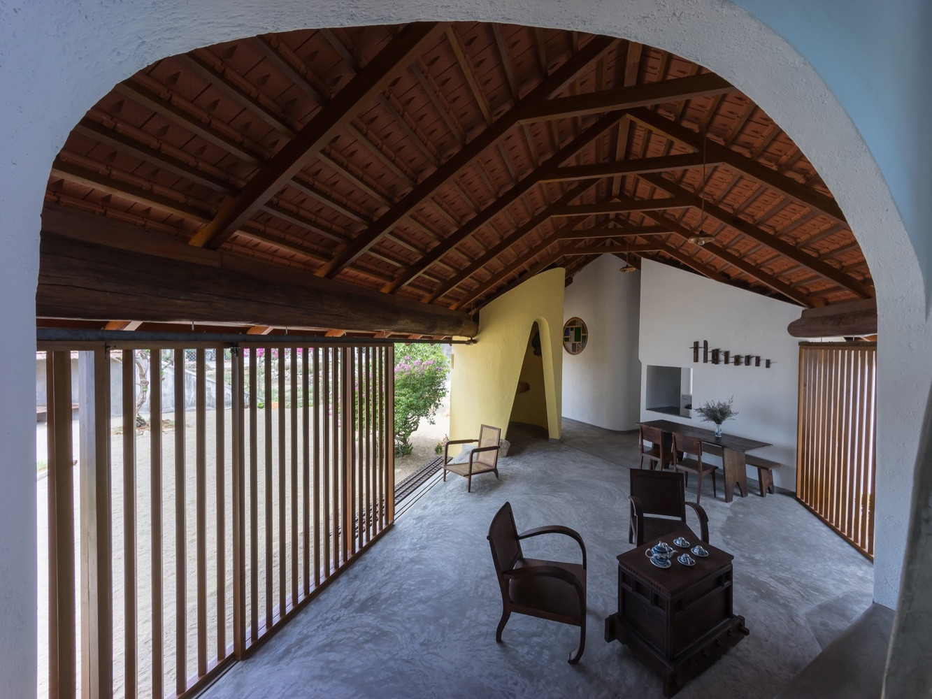 Ngôi nhà cấp 4 sử dụng kiểu mái vòm cong được lấy ý tưởng từ những ngôi nhà của người Chăm. Ngôi nhà cấp 4 sử dụng kiểu mái vòm cong được lấy ý tưởng từ những ngôi nhà của người Chăm.