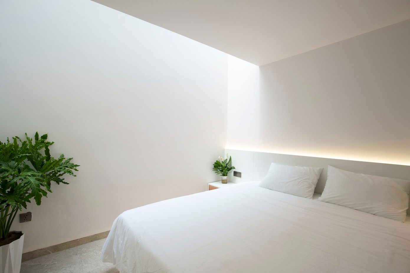 Tuy chiều dài khu đất tương đối ngắn nhưng nhờ sử dụng nhiều giếng trời và cửa tự động lấy sáng nên phòng ngủ và phòng vệ sinh luôn thoáng đãng, dễ chịu.