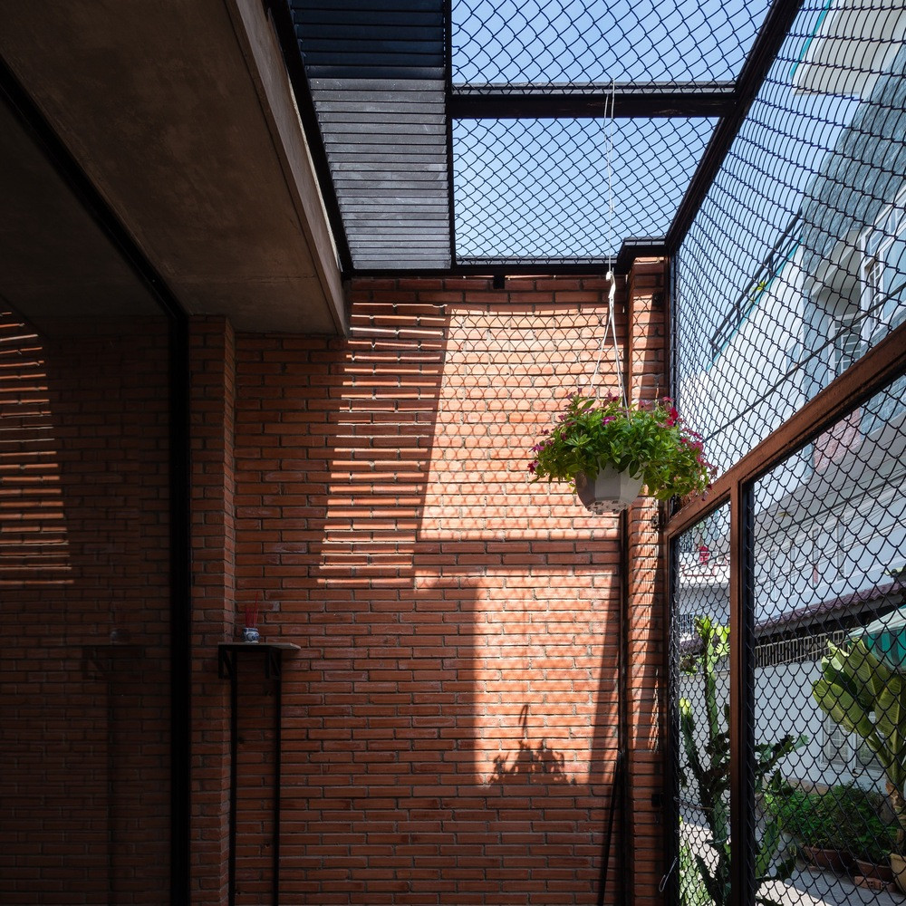 Kiến trúc sư đề nghị không trát vữa cho ngôi nhà mà dùng luôn gạch thô để làm mặt tiền cũng như nội thất, sau khi hoàn thành ngôi nhà khiến ai cũng phải xuýt xoa vì quá đẹp. Kiến trúc sư đề nghị không trát vữa cho ngôi nhà mà dùng luôn gạch thô để làm mặt tiền cũng như nội thất, sau khi hoàn thành ngôi nhà khiến ai cũng phải xuýt xoa vì quá đẹp.