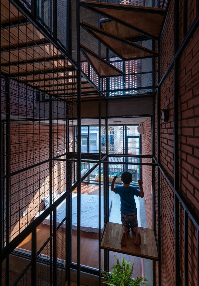 Điểm nhấn của ngôi nhà là chiếc cầu thang độc đáo không chỉ dùng làm cầu thang mà còn là góc trồng hoa, đọc sách hay ngồi thư giãn. Điểm nhấn của ngôi nhà là chiếc cầu thang độc đáo không chỉ dùng làm cầu thang mà còn là góc trồng hoa, đọc sách hay ngồi thư giãn.