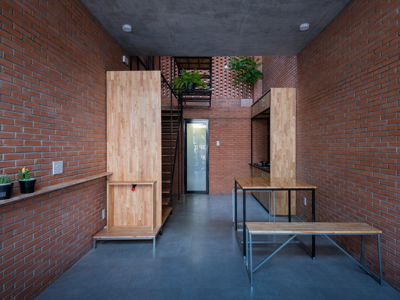 Để tiết kiệm chi phí, các kiến trúc sư đã đơn giản hóa các chi tiết, vật liệu và nội thất cũng như tối ưu hóa các không gian chức năng và giảm chiều cao mỗi tầng. Để tiết kiệm chi phí, các kiến trúc sư đã đơn giản hóa các chi tiết, vật liệu và nội thất cũng như tối ưu hóa các không gian chức năng và giảm chiều cao mỗi tầng.