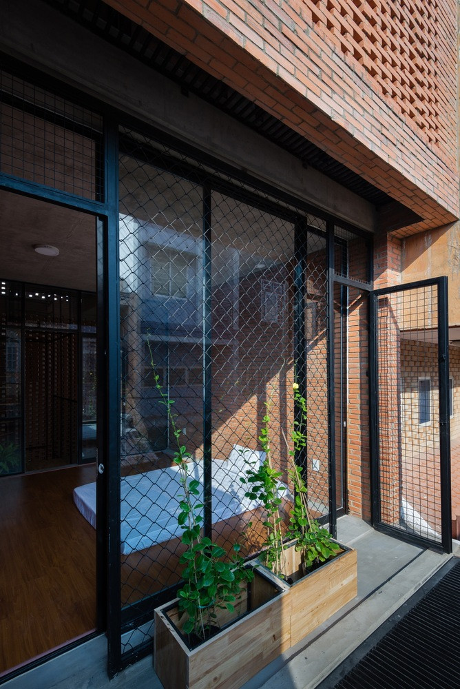 Cổng và hàng rào được thiết kế đơn giản với lưới sắt để trồng các loại cây thân leo. Những dây leo này sau này sẽ che phủ mặt tiền ngôi nhà và giúp lọc bụi. Cổng và hàng rào được thiết kế đơn giản với lưới sắt để trồng các loại cây thân leo. Những dây leo này sau này sẽ che phủ mặt tiền ngôi nhà và giúp lọc bụi.