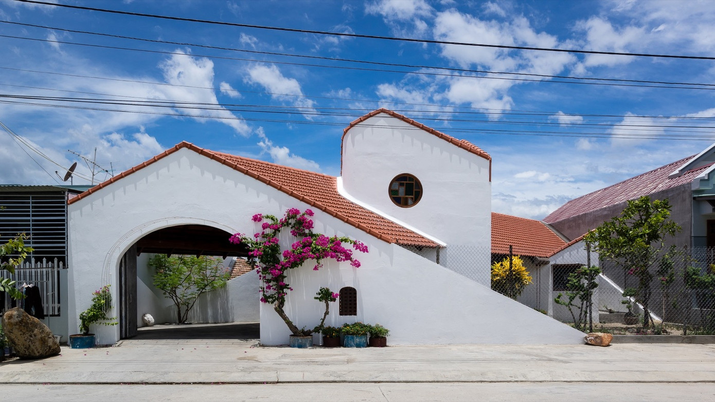 Với lối thiết kế độc đáo này, ngôi nhà cấp 4 hiện lên như một bức tranh tuyệt đẹp giữa thành phố biển. Với lối thiết kế độc đáo này, ngôi nhà cấp 4 hiện lên như một bức tranh tuyệt đẹp giữa thành phố biển.