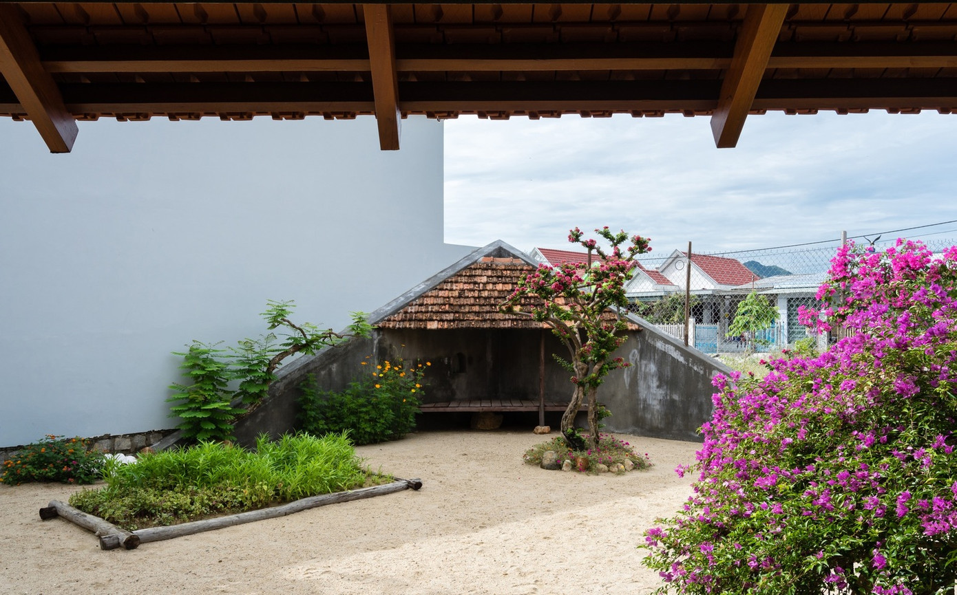 Thiết kế mở cho phép ánh sáng tràn vào nhà đến tối đa. Đối diện nhà còn có một chòi nghỉ lợp ngói đậm chất dân dã. Thiết kế mở cho phép ánh sáng tràn vào nhà đến tối đa. Đối diện nhà còn có một chòi nghỉ lợp ngói đậm chất dân dã.