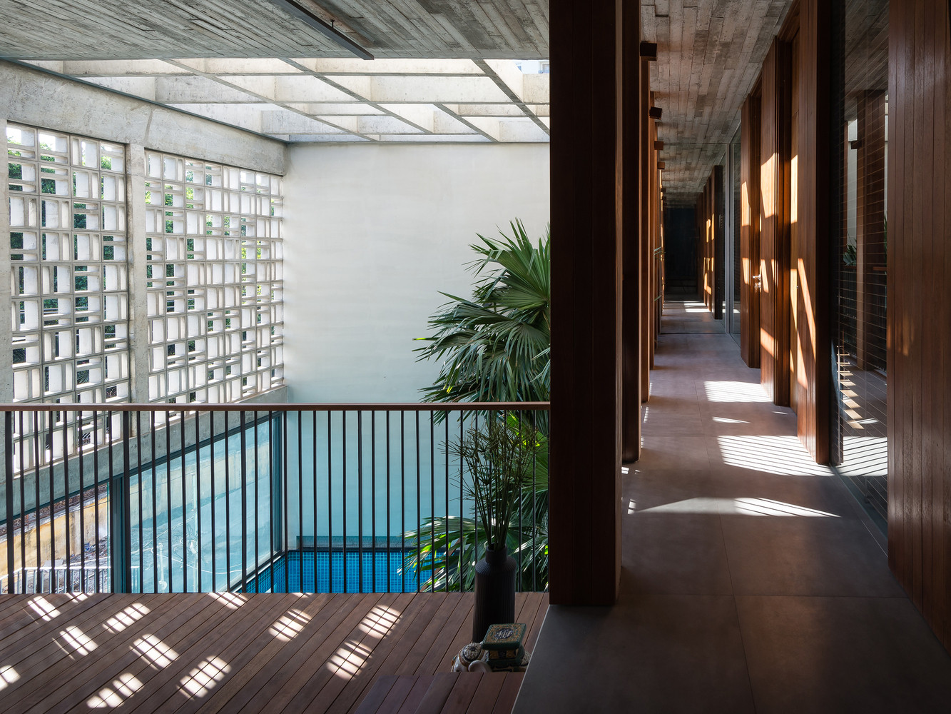 Với sự sắp xếp của kiến trúc sư, các không gian tiện ích nhận được ánh sáng và thông gió tối đa, trong khi các khu vực sinh hoạt đảm bảo sự yên tĩnh và riêng tư với đủ tầm nhìn, ánh sáng và không khí.