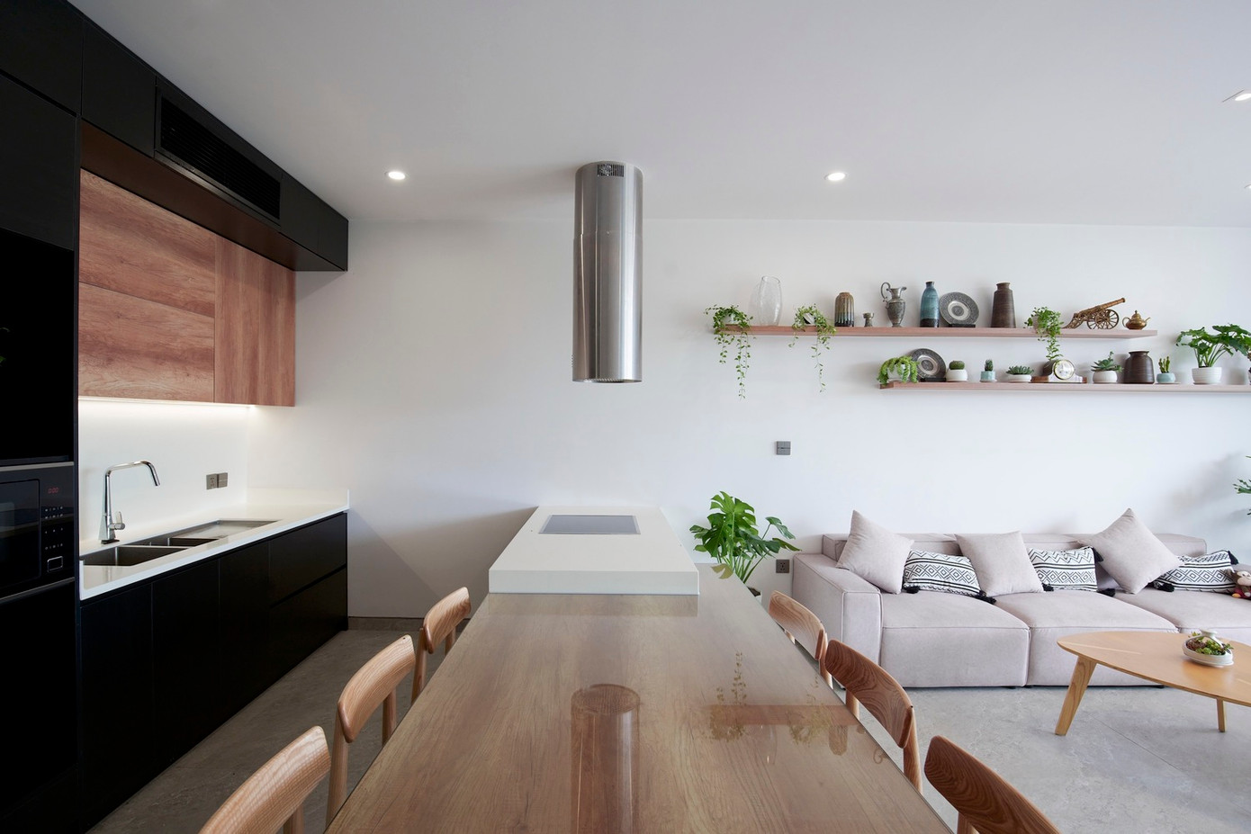 Để sử dụng tối ưu nguồn năng lượng mặt trời và gió tự nhiên, hạn chế bức xạ mặt trời, kiến trúc sư sử dụng hệ thống thanh thép được đục lỗ để gió có thể đi qua, từ đó không khí trong lành được lưu thông liên tục.