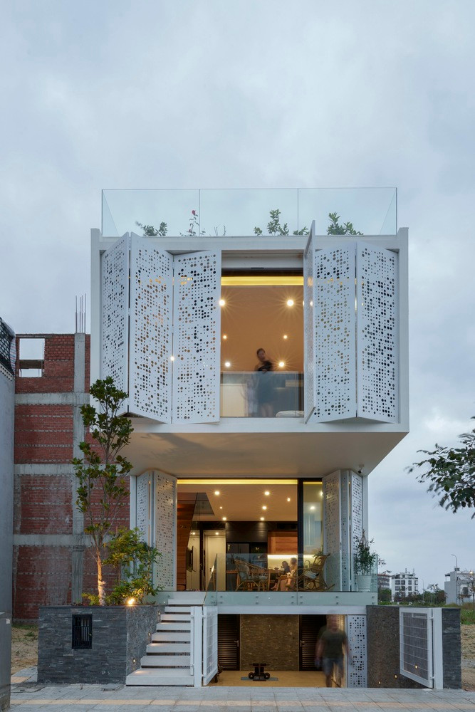 Hệ thống cửa sổ trời với cảm biến và hệ thống điều khiển tự động được sử dụng để lấy thêm ánh sáng và gió cho tất cả các phòng ngủ, phòng tắm.